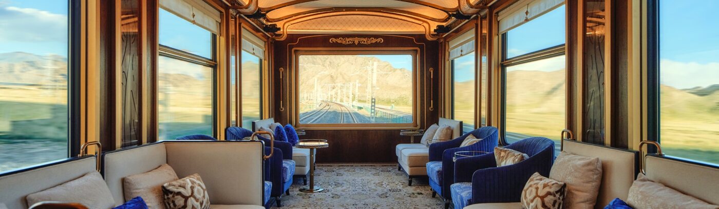 列車全景車廂與沿途山景